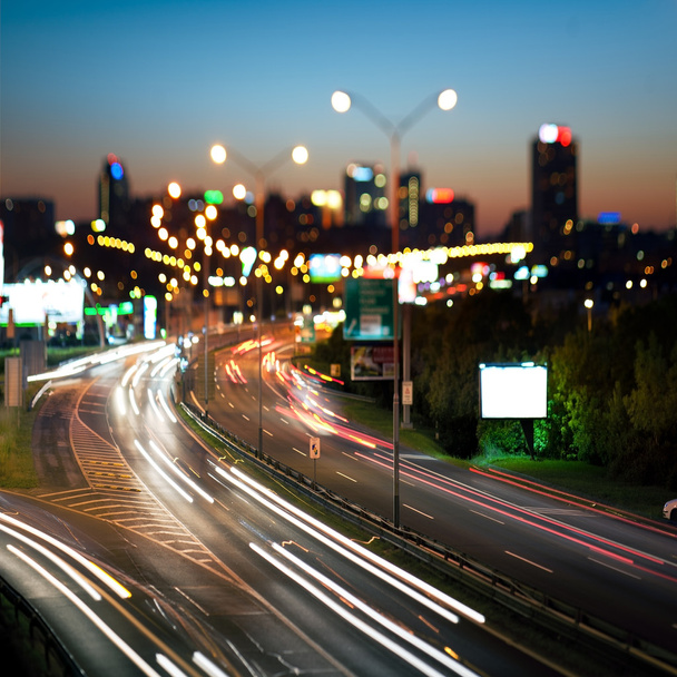 Autobahn in der Stadt bei Nacht - Foto, Bild