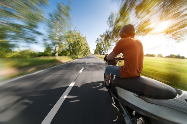 Езда на мотоцикле по дороге
 - Фото, изображение