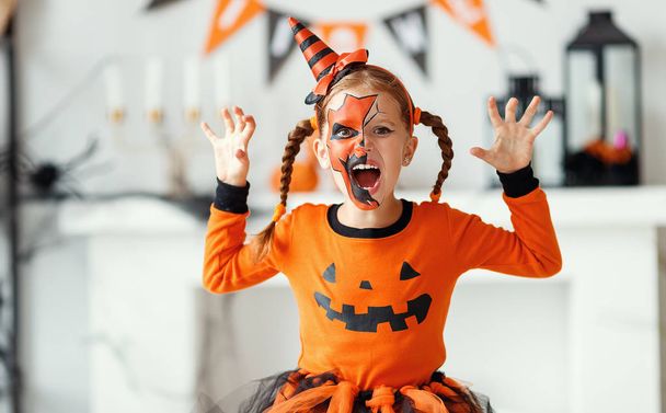 happy   child girl in pumpkin costume to hallowee - Foto, Bild