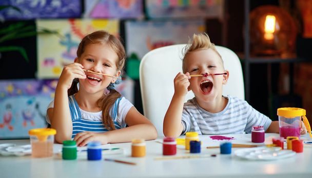 Lustige Kinder malen lachende Mädchen und Jungen mit Farbe - Foto, Bild
