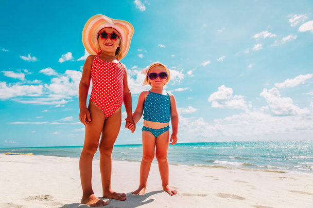 niñas lindas van a nadar en la playa de verano
 - Foto, Imagen