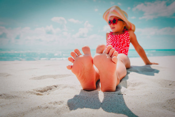 voeten van het meisje te ontspannen in Summer Beach - Foto, afbeelding