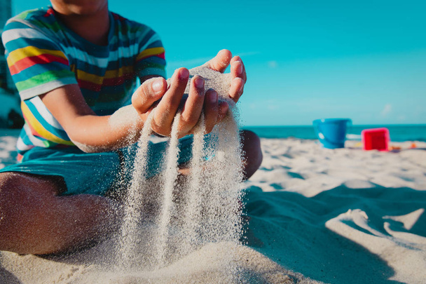 plaj tatilinde kum ile çocuk oynamak, denizde çocuklar yaz eğlenceli - Fotoğraf, Görsel