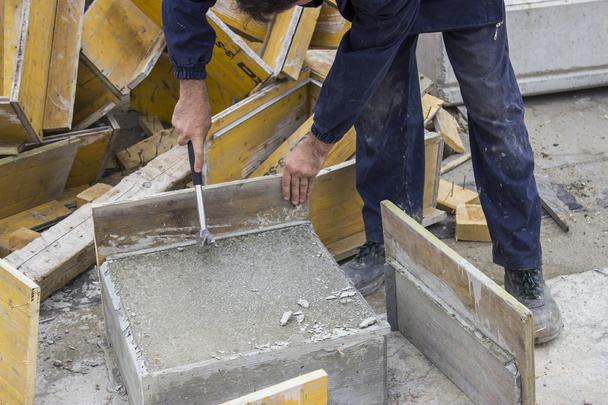 bouwvakker werken met hamer - Foto, afbeelding
