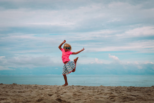 aranyos boldog lány tánc, gyermek-játék a nyári strandon - Fotó, kép