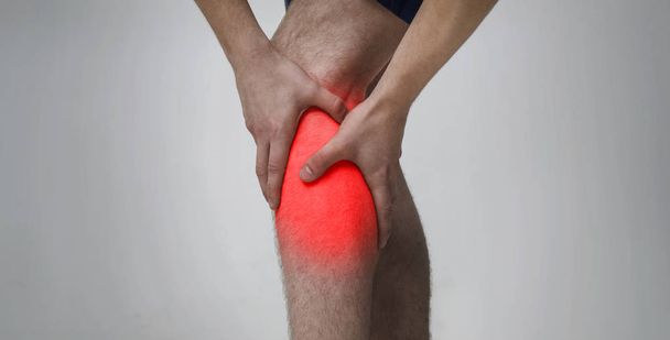 Управління масажем свого запаленого коліна, крупним планом
 - Фото, зображення