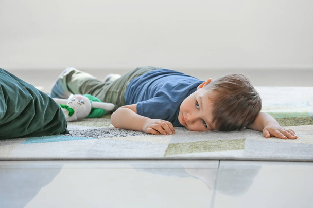Маленький мальчик с аутизмом дома - Фото, изображение