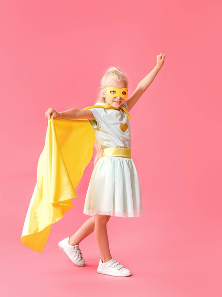 Cute Little Girl ubrany jako superbohater na kolorowym tle - Zdjęcie, obraz