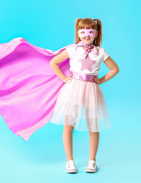 Menina bonito vestido como super-herói na cor de fundo
 - Foto, Imagem
