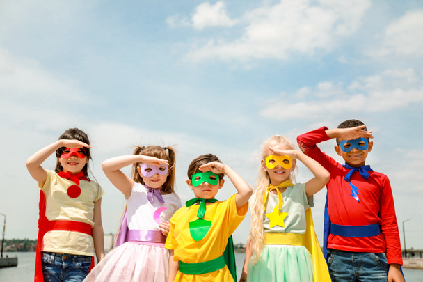 Bambini carini vestiti da supereroi all'aperto
 - Foto, immagini