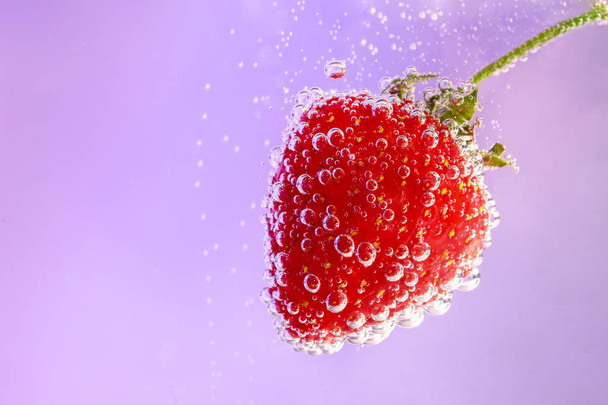 Стерти соковиту полуницю у воді
 - Фото, зображення