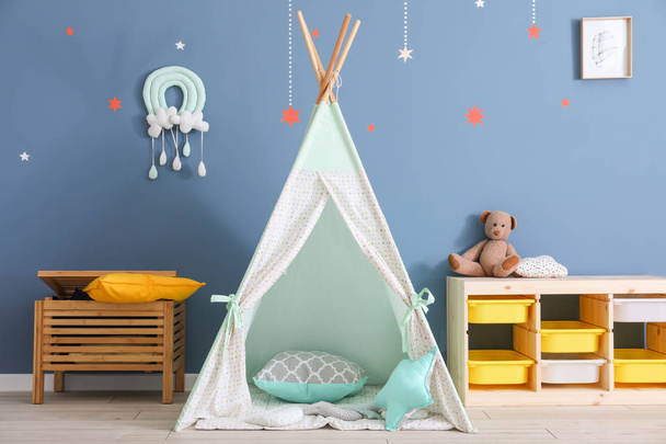 Wnętrze nowoczesnego pokoju dziecięcego z namiot Tipi - Zdjęcie, obraz