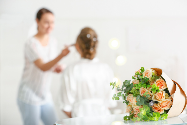 Букет цветов на столе молодой невесты, готовящейся к свадьбе
 - Фото, изображение