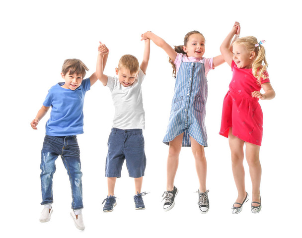 Группа прыгающих маленьких детей на белом фоне
 - Фото, изображение