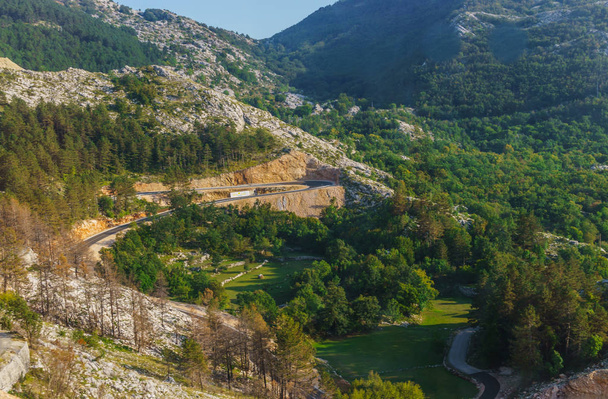 Όμορφη θέα στα βουνά και τις πεδιάδες στο εθνικό πάρκο Durmitor στο Μαυροβούνιο. 2018 Σεπτεμβρίου - Φωτογραφία, εικόνα