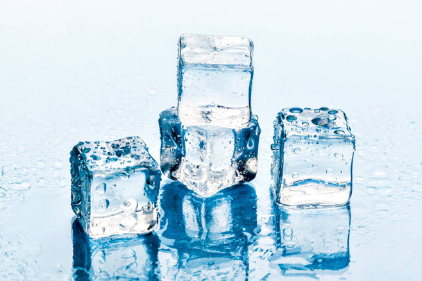 ice cubes on white background. - Foto, afbeelding