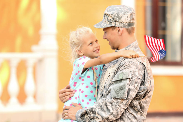 Onnellinen sotilas tyttärensä kanssa ulkona
 - Valokuva, kuva