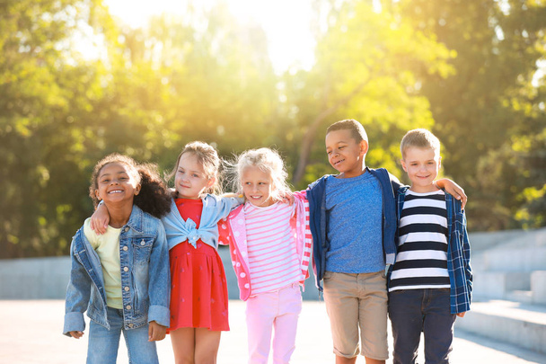 Група щасливих дітей на відкритому повітрі
 - Фото, зображення
