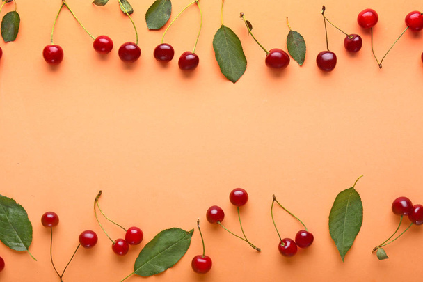 Многие спелые сладкие вишни на цветном фоне
 - Фото, изображение