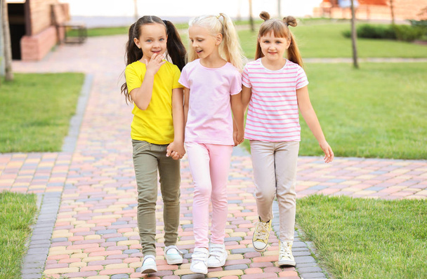 Söpöjä pikkutyttöjä kävelemässä puistossa
 - Valokuva, kuva