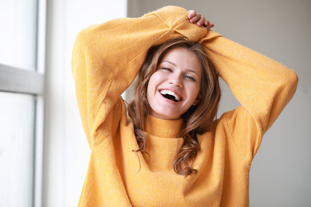 Портрет счастливой молодой женщины дома - Фото, изображение