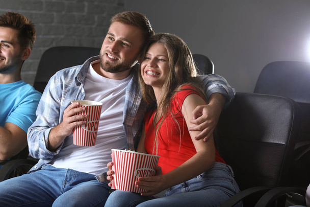 Amici con popcorn guardando film in cinema
 - Foto, immagini