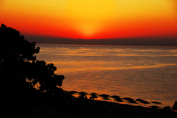 Ανατολή του ηλίου πάνω από τη θάλασσα - Φωτογραφία, εικόνα
