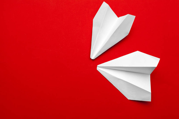 white paper airplane on a red background - Φωτογραφία, εικόνα