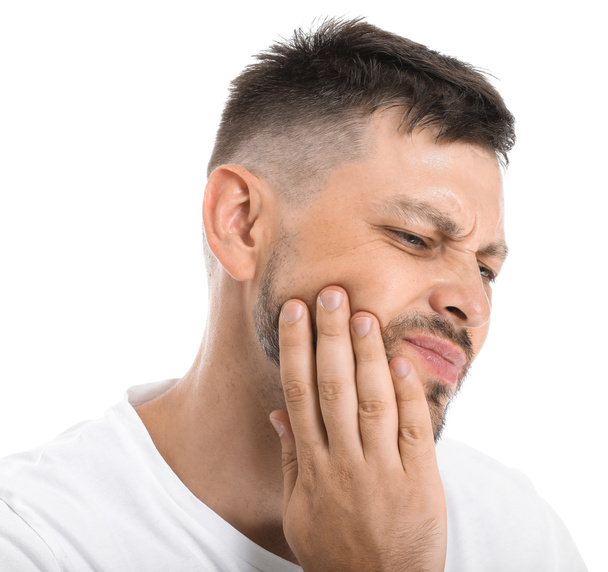 Mies kärsii hammassärystä valkoista taustaa vasten
 - Valokuva, kuva