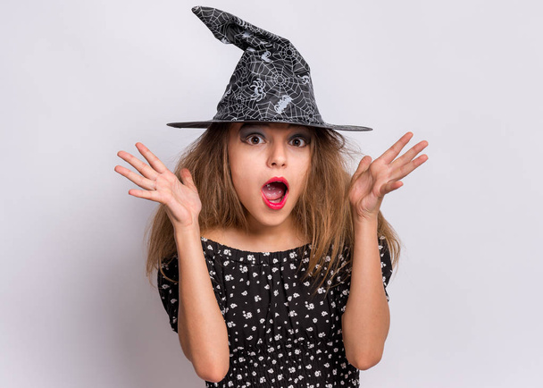 Teen girl in witch black hat - Foto, Imagem