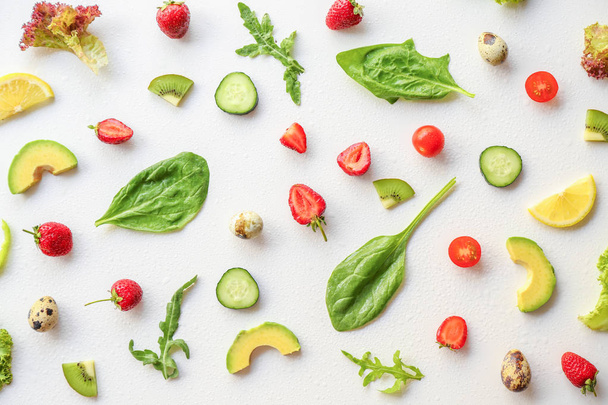 Kruiden met aardbei, groenten, fruit en ei op witte achtergrond - Foto, afbeelding
