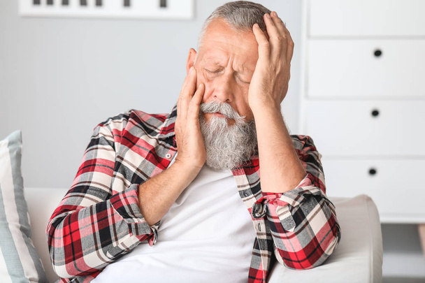 Hombre mayor que sufre de dolor de muelas en casa
 - Foto, imagen