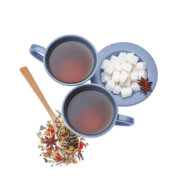 Чашки гарячого чаю з цукром на білому тлі
 - Фото, зображення