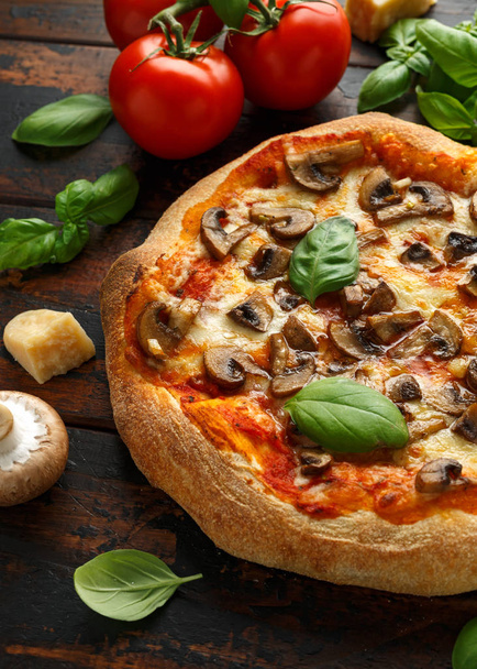 Ahşap masada fesleğen, domates, mozzarella ve parmesan peyniri ile Sıcak Mantar Pizza. yemeye hazır. vejetaryen gıda - Fotoğraf, Görsel