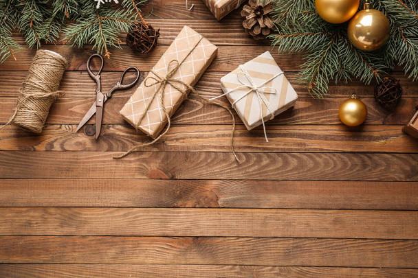 Подарункові коробки з різдвяним декором на дерев'яному фоні
 - Фото, зображення
