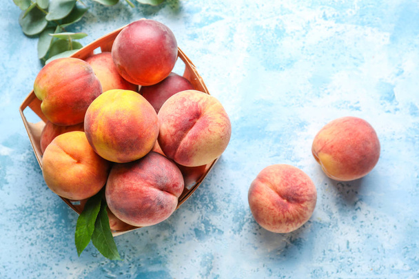 Laatikko maukkaita persikoita värillinen tausta
 - Valokuva, kuva