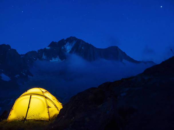 Hiking tent in the italian alps at night - Foto, Imagen