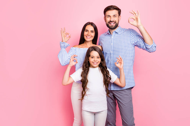 Portrait of pretty father mother kid making okay signs smiling wearing white t-shirt checkered plaid shirt blouse isolated over pink background - Fotoğraf, Görsel
