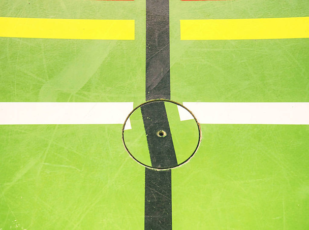  hellgrüner Boden mit schwarzen Linien im Sportstadion mit Linie  - Foto, Bild