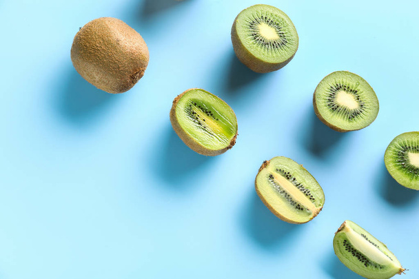 Tasty ripe kiwi on color background - Foto, Imagem