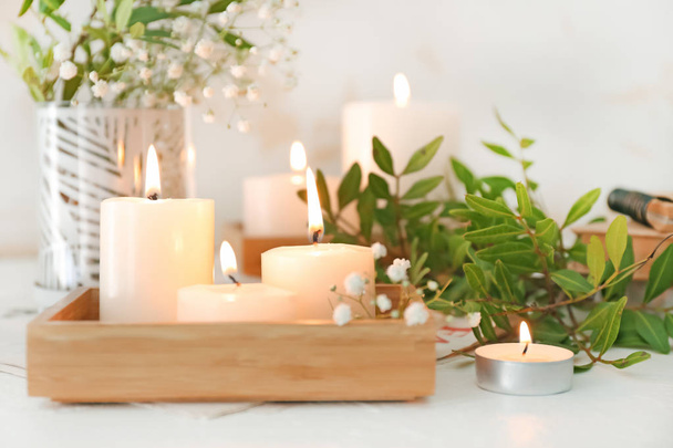 Mooie brandende kaarsen en florale decor op tafel - Foto, afbeelding