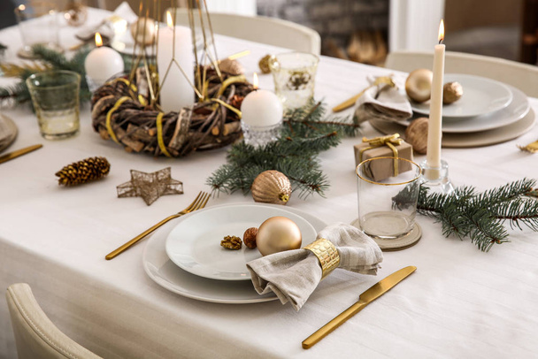 Beautiful table setting with Christmas decorations in living room - Foto, Imagen