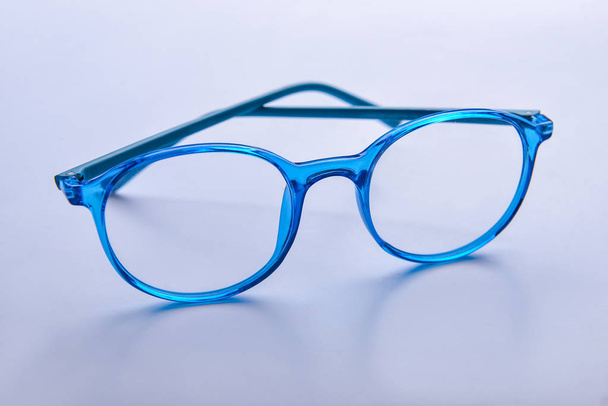 Gafas con estilo sobre fondo claro
 - Foto, Imagen
