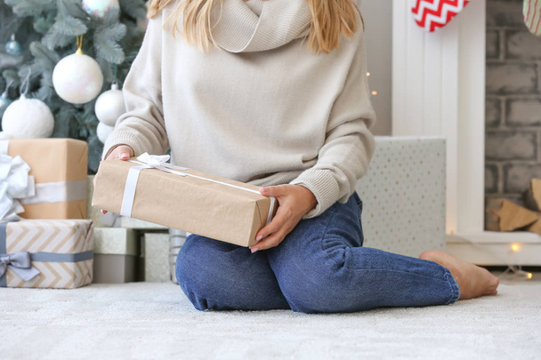 Жінка з красивими Різдвяними подарунками в домашніх умовах - Фото, зображення