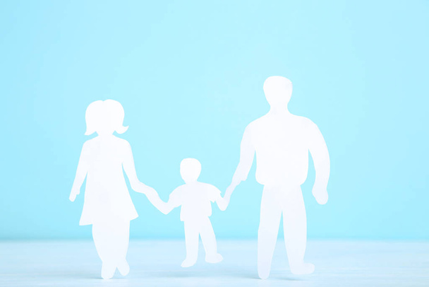 Paperi perheen luvut sinisellä pohjalla - Valokuva, kuva