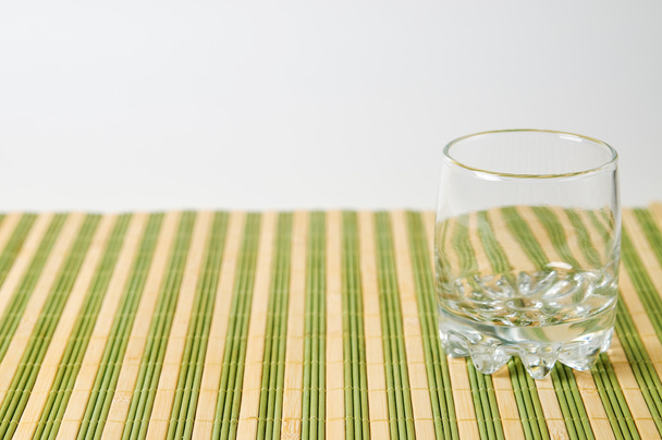 prázdnou sklenici na stůl - Fotografie, Obrázek