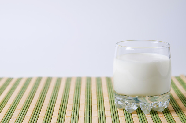 szklanka mleka na stole - Zdjęcie, obraz