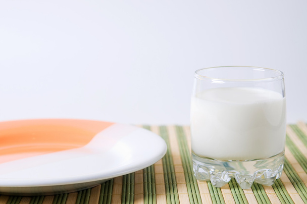 Glass of milk and plate - Foto, Bild