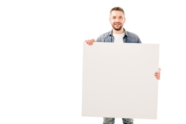 vista frontal del hombre barbudo sonriente sosteniendo cartel en blanco aislado en blanco
 - Foto, Imagen