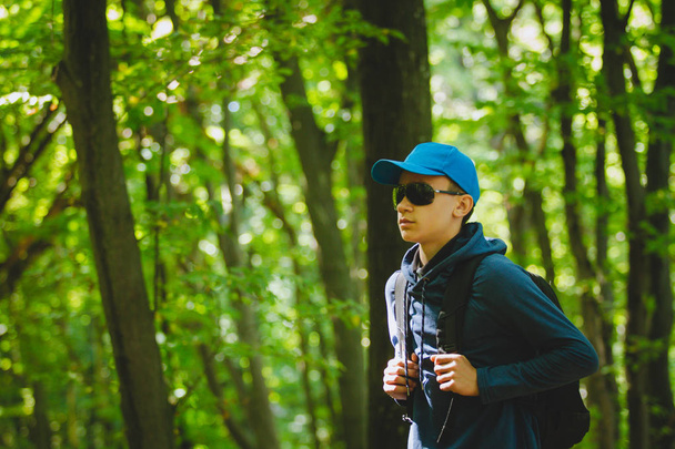 Viajero chico camina a través del bosque
 - Foto, imagen